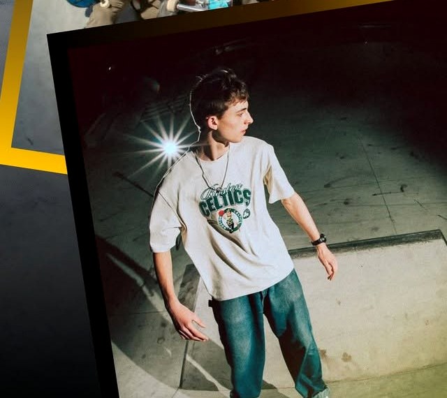 Rider OSSE podczas jazdy na deskorolce